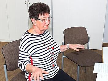 Die Seniorenbeauftragte Erika Schneider zeigt eine Übung fürs Gedächtnis im Sitzen.  Foto: Carmen Schwind