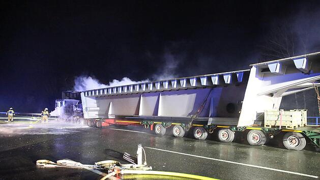 Nach einem Schwertransporter-Unfall auf der A9 wurde der Sattelzug von einer Fachfirma geborgen. Foto: Fricke/News5