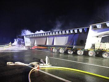 Nach einem Schwertransporter-Unfall auf der A9 wurde der Sattelzug von einer Fachfirma geborgen. Foto: Fricke/News5