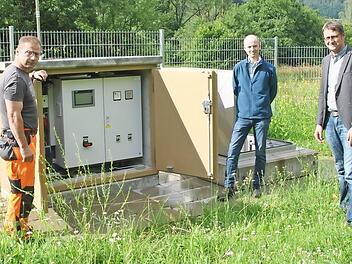 Clemens Nägel vom Bauhof, Wolfgang Fuchs vom Ingenieurbüro Miller sowie Bürgermeister Steffen Lipfert am Pumpwerk in Wannbach Foto: cs