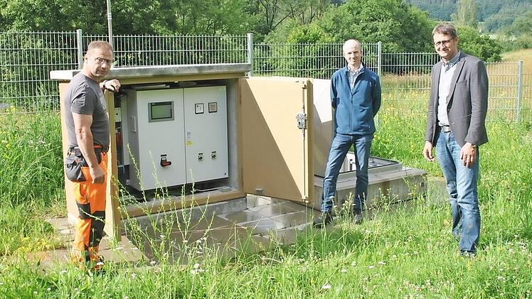 Clemens Nägel vom Bauhof, Wolfgang Fuchs vom Ingenieurbüro Miller sowie Bürgermeister Steffen Lipfert am Pumpwerk in Wannbach Foto: cs