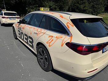 Beschmierte Taxis in Hof