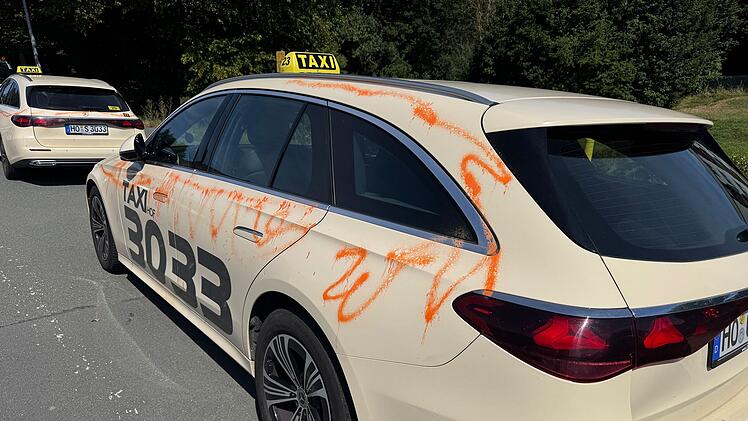 Beschmierte Taxis in Hof