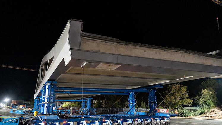 A70 bei Bamberg: Spektakul&auml;re Bilder - neue Br&uuml;cke eingeschoben