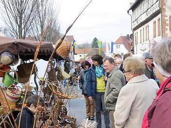 Besucher drängen sich auf dem Euerdorfer Frühjahrsmarkt an einem Stand mit Korbwaren. Foto: Doris Bauer
