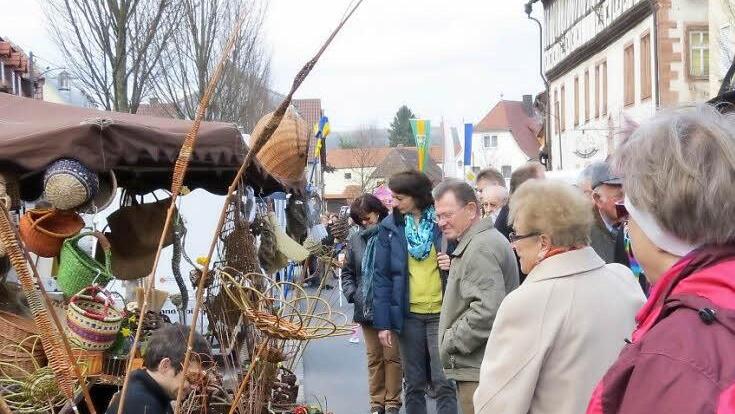 Besucher drängen sich auf dem Euerdorfer Frühjahrsmarkt an einem Stand mit Korbwaren. Foto: Doris Bauer
