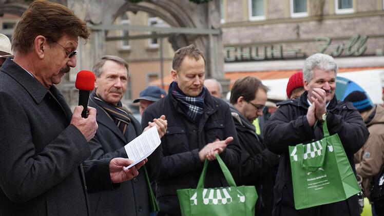 Zweiter Bürgermeister Reimar Glückler (links) eröffnet den Wochenmarkt