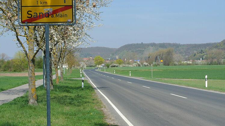 An einem Frühlingstag wie gestern kann man sich gar nicht vorstellen, dass die Straße von Sand nach Zeil nur noch eine Wasserfläche mit der Umgebung ist. Größtes Problem für einen Steg: die starke Strömung.