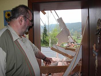 Heinrich Popp findet dort, wo bis heute Nacht um 2 Uhr sein Windfang mit Balkon darüber stand, nur noch einen Schutthaufen. Fotos: Corinna Igler