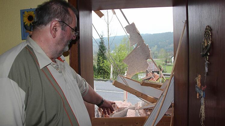 Heinrich Popp findet dort, wo bis heute Nacht um 2 Uhr sein Windfang mit Balkon darüber stand, nur noch einen Schutthaufen. Fotos: Corinna Igler