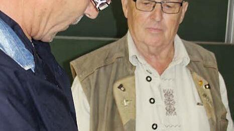 Letzte Amtshandlung: Das letzte Fernschreiben, das vom Panzeraufklärungsbataillon 12 abgesetzt wurde, hatte Andreas Leibold aus Reutersbrunn, bis vor wenigen Tagen selbst Berufssoldat, aufgehoben. Damals in Hammelburg stationiert, nahm er die Meldung eines Stabsfeldwebels Reißenwebers aus Ebern in Empfang und hob den Ausdruck auf. Der Text lautete: "Wir melden uns hiermit aus dem bundesweiten Fernschreibverteiler ab, wir sind seit heute aufgelöst." Den leicht verblichenen Originalausdruck übe...