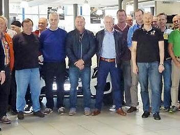 Eine Rekordbeteiligung mit 45 Spielern verzeichnete der Hallen-Tenniscup der Raiffeisen-Volksbank Kronach-Ludwigsstadt. Im Bild die besten Akteure mit Direktor Hans-Jürgen Möhrle (2. von links) und Turnierleiter Thomas Grünbeck (3. von links) bei der Siegerehrung. Foto: privat