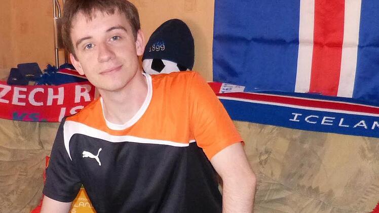 Ungezählte Stunden der Recherche gingen der Umsetzung des Spielernamen-Projekts von Maximilian Hubert voraus. Notebook und Aufnahmegerät waren die wichtigsten Werkzeuge.  Foto: privat