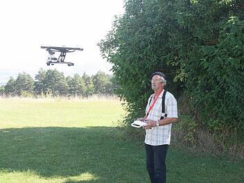 Markus Kuschel steuert klassische Helikoptermodelle aber auch Multicopter, die der Gegenstand der Diskussion sind. Strengere Vorschriften ergeben aus seiner Sicht nur außerhalb der Modelflugplätze Sinn.  Foto: Sebastian Elsässer