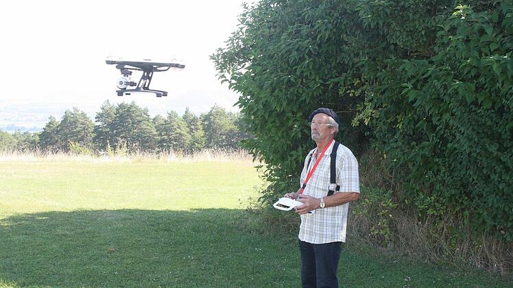 Markus Kuschel steuert klassische Helikoptermodelle aber auch Multicopter, die der Gegenstand der Diskussion sind. Strengere Vorschriften ergeben aus seiner Sicht nur außerhalb der Modelflugplätze Sinn.  Foto: Sebastian Elsässer