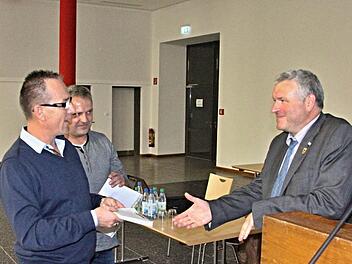 Auch wenn sich die Sache erledigt hat: Die Listen mit den Unterschriften der Windradgegner wollten die Ortssprecher von Reutersbrunn und Eichelberg, Andreas Leibold und Bernd Ebert an Bürgermeister Jürgen Hennemann (von links) doch noch übergeben.  Foto: Helmut Will