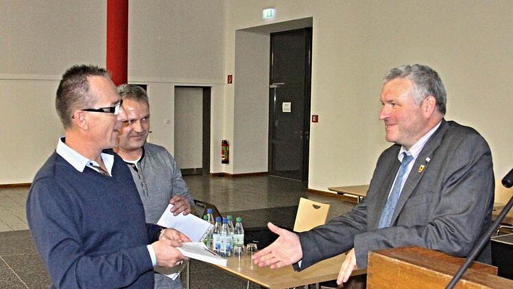 Auch wenn sich die Sache erledigt hat: Die Listen mit den Unterschriften der Windradgegner wollten die Ortssprecher von Reutersbrunn und Eichelberg, Andreas Leibold und Bernd Ebert an Bürgermeister Jürgen Hennemann (von links) doch noch übergeben.  Foto: Helmut Will