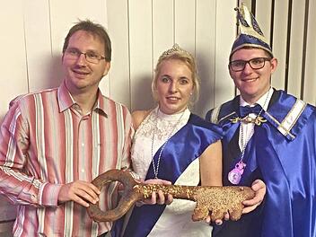 Bürgermeister Wolfram Thein (links) übergibt den Rathausschlüssel an das Prinzenpaar "Desiree I & Prinz Hannes I" (Desiree Büschel und Hannes Hutschgau). Foto: Heidi Müller-Gärtner