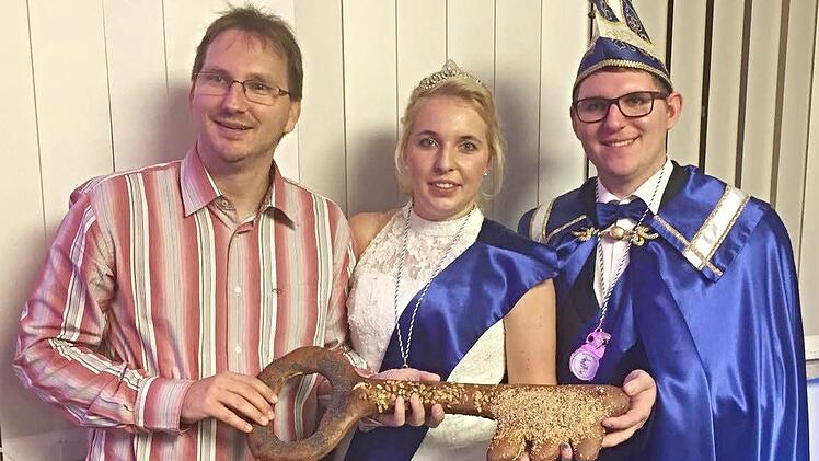 Bürgermeister Wolfram Thein (links) übergibt den Rathausschlüssel an das Prinzenpaar "Desiree I & Prinz Hannes I" (Desiree Büschel und Hannes Hutschgau). Foto: Heidi Müller-Gärtner