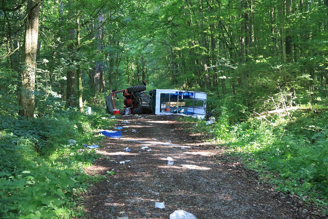 Traktor kippt bei Falkenberg um - 13 Verletzte