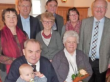 Agnes und Alois Wachter (vorne) inmitten von Gratulanten Foto: Fleischmann