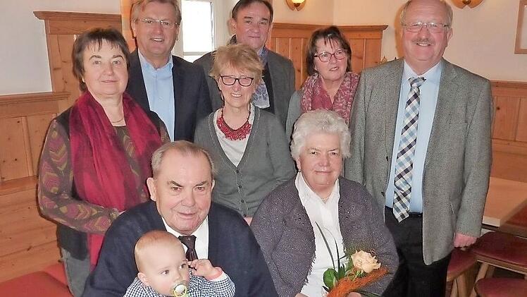 Agnes und Alois Wachter (vorne) inmitten von Gratulanten Foto: Fleischmann