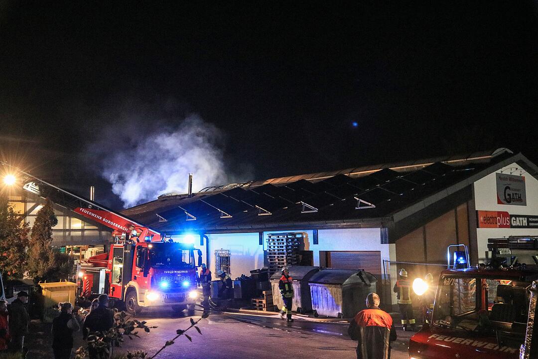 Brand in Elektrofachmarkt fordert Einsatzkräfte