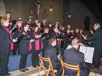 Der Katholische Kirchenchor Friesen unter Leitung von Dekanatskantor Marius Popp Foto: Heike Schülein/Archiv