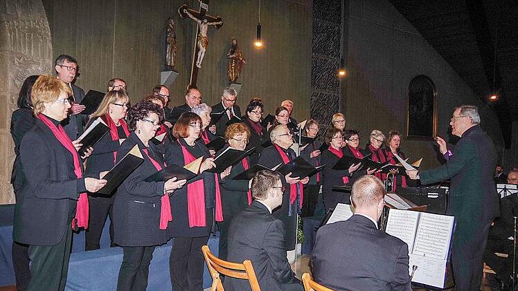 Der Katholische Kirchenchor Friesen unter Leitung von Dekanatskantor Marius Popp Foto: Heike Schülein/Archiv