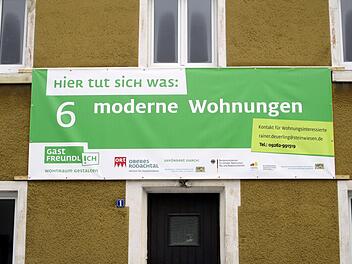 Diese weit sichtbaren Banner sind an den drei Projekten im Wohnungsbereich angebracht. Hier am alten Rathaus. Foto: Susanne Deuerling