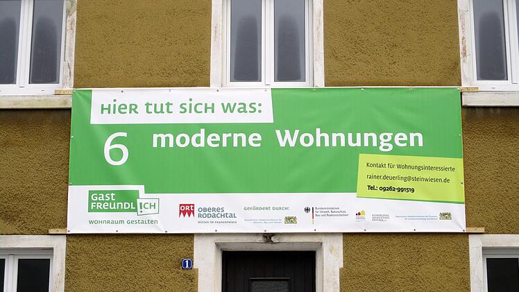 Diese weit sichtbaren Banner sind an den drei Projekten im Wohnungsbereich angebracht. Hier am alten Rathaus. Foto: Susanne Deuerling