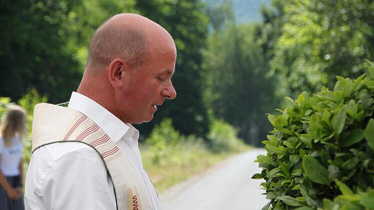 Der Pfarrer segnet den neuen Radweg und bittet um unfallfreie Fahrt. Foto: Ulrike Müller