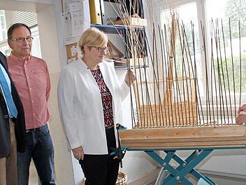Bei ihren Besuch in der einzigen Fachschule des Flechthandwerks in Deutschland informierte sich die Bundestagsabgeordnete Anette Kramme über die Chancen im Beruf. Mit im Bild sind (von links) Schulleiter Hans-Jürgen Lichy und Fachlehrer Günter Mix.  Foto: Gerda Völk