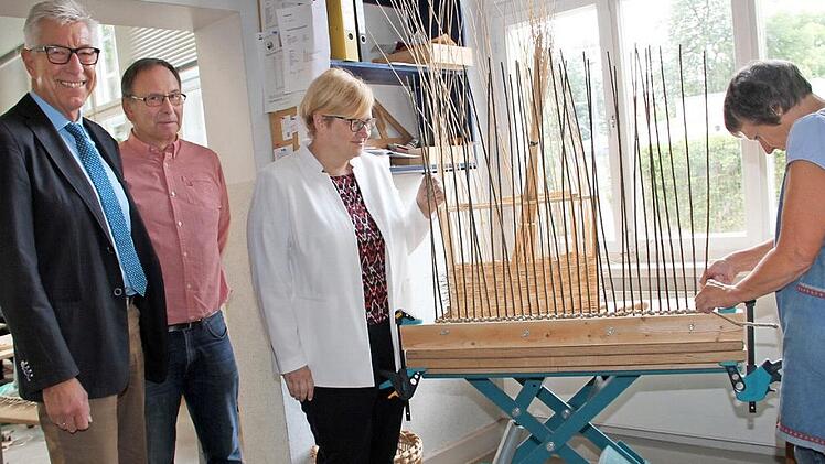 Bei ihren Besuch in der einzigen Fachschule des Flechthandwerks in Deutschland informierte sich die Bundestagsabgeordnete Anette Kramme über die Chancen im Beruf. Mit im Bild sind (von links) Schulleiter Hans-Jürgen Lichy und Fachlehrer Günter Mix.  Foto: Gerda Völk