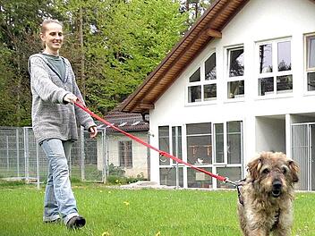 Tierheimleiterin Susi Schilling ist eine von drei fest angestellten Kräften. Ansonsten helfen viele Ehrenamtliche mit.BR-Archiv Das Spendenkonto  lautet:  Sparkasse Kulmbach, IBAN: DE31 7715 0000 0000 1072 35,  BIC: BYLADEM1KUB).
