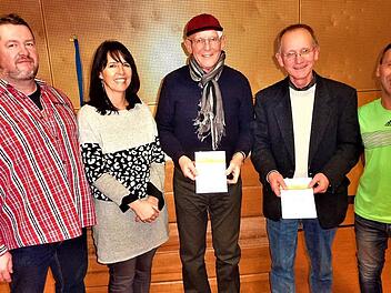 Auszeichnung langjähriger Sportler durch das Deutsche Sportabzeichen in Gold: (v. l.) BLSV-Kreisvorsitzender Mario Schmid, zweite Vorsitzende Kerstin Weschta, Richard Bär (40-mal Gold), Jürgen Teichmann (35-mal Gold) sowie Sportabzeichenorganisator Jürgen Beez  Foto: Gerd Fleischmann