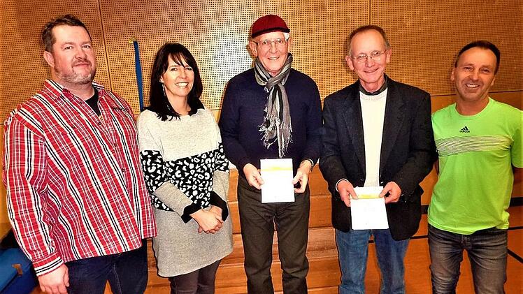 Auszeichnung langjähriger Sportler durch das Deutsche Sportabzeichen in Gold: (v. l.) BLSV-Kreisvorsitzender Mario Schmid, zweite Vorsitzende Kerstin Weschta, Richard Bär (40-mal Gold), Jürgen Teichmann (35-mal Gold) sowie Sportabzeichenorganisator Jürgen Beez  Foto: Gerd Fleischmann