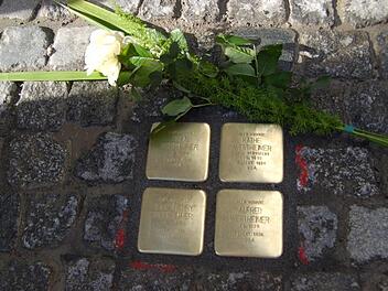 Die vier Stolpersteine zum Gedenken an die Familie Wertheimer, die am Montag in Coburg verlegt wurden. Foto: Helke Renner