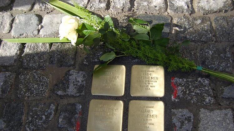 Die vier Stolpersteine zum Gedenken an die Familie Wertheimer, die am Montag in Coburg verlegt wurden. Foto: Helke Renner