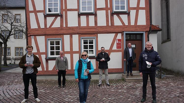 Die Sieger des Bischofsheimer Fotowettbewerbs "Mein schönstes Rhöner  Winterbild" stehen fest: (vorne, von links)  Florian Haschke (3. Platz), Elisabeth  Knacker (1. Platz) und Herbert Reder (2. Platz). Hinten im Bild, von links:  Gerhard Nägler (Touristinformation), Daniel Fergerson (Rhön-Drohne) und  Bürgermeister Georg Seiffert. Foto: Marion Eckert