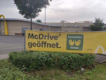 McDonald's-Filiale Bamberg verrammelt Einfahrt mit Müllcontainern