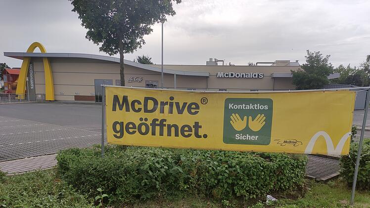 McDonalds-Filiale Bamberg verrammelt Einfahrt mit Müllcontainern