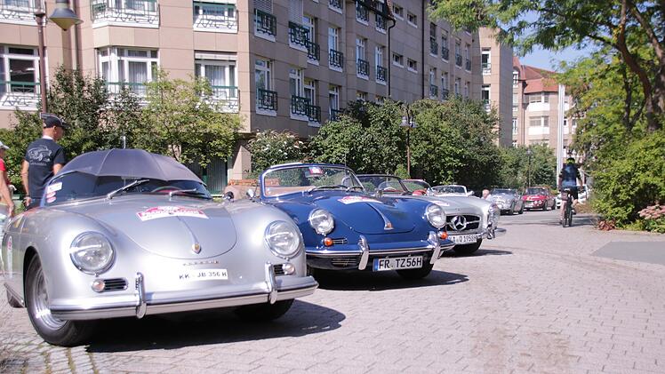 Schöne Oldtimer gab es beim Start der Franken Classic in der Kurhausstraße zu sehen. Foto: Benedikt Borst