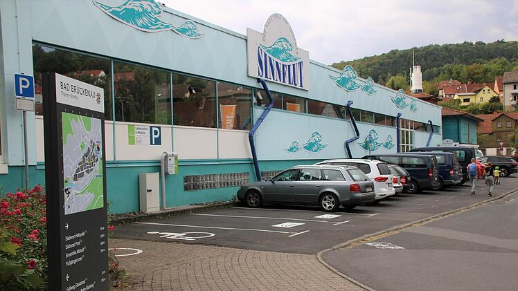 Besucher der Therme Sinnflut in Bad Brückenau können sich vorerst freuen: Der Badebetrieb läuft noch bis ins kommendes Jahr weiter. Foto: Julia Raab