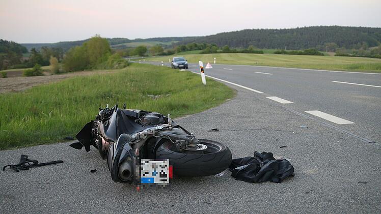 Motorradfahrer bei Unfall im Kreis Ansbach schwer verletzt – Rettungshubschrauber im Einsatz