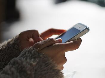 Über WhatsApp bleibst du mit vielen Menschen in Kontakt.