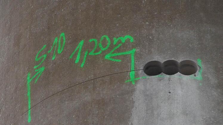 ...damit sie bei der Sprengung zusammenklappen.