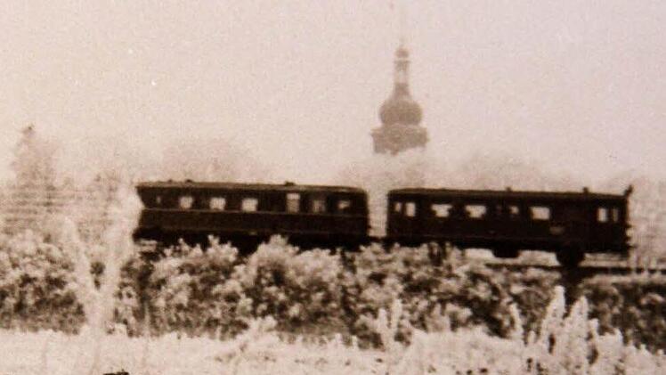 Um 1900 entstand diese winterlicheAufnahme, die einen Zug vor der Eberner Pfarrkirche zeigt. Foto: Archiv: Schanz