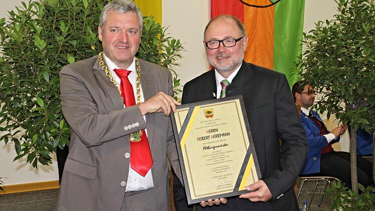 "Altbürgermeister", darf sich Robert Herrmann seit Donnerstag nennen. Dieser Titel wurde ihm vom Stadtrat Ebern einstimmig zugesprochen. Sein Nachfolger im Amt, Jürgen Hennemann (links) hatte die Ehre die Urkunde überreichen zu dürfen. Foto: Helmut Will