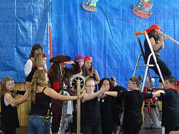 Die Piraten machen sich zum Auslaufen und zum Angriff auf das Handelsschiff fertig. Sie machen reiche Beute.  Foto: Karl-Heinz Hofmann
